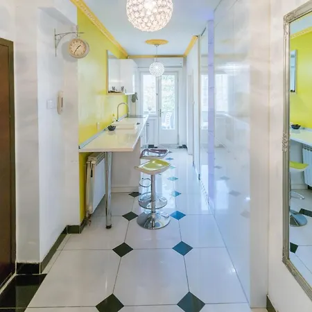 London Apartment *