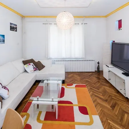 London Apartment *